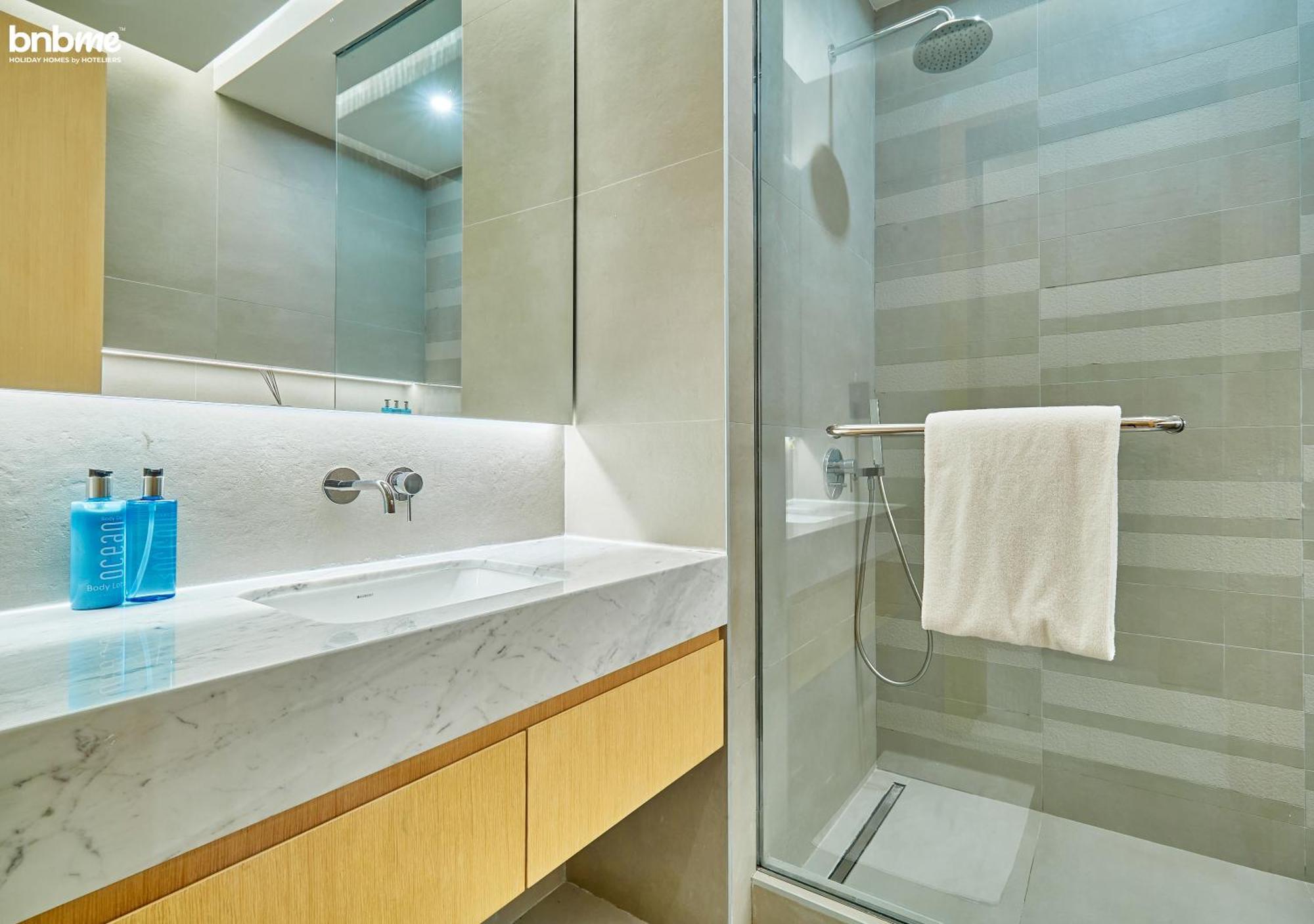 Bnbmehomes Style Living With Access Dubai